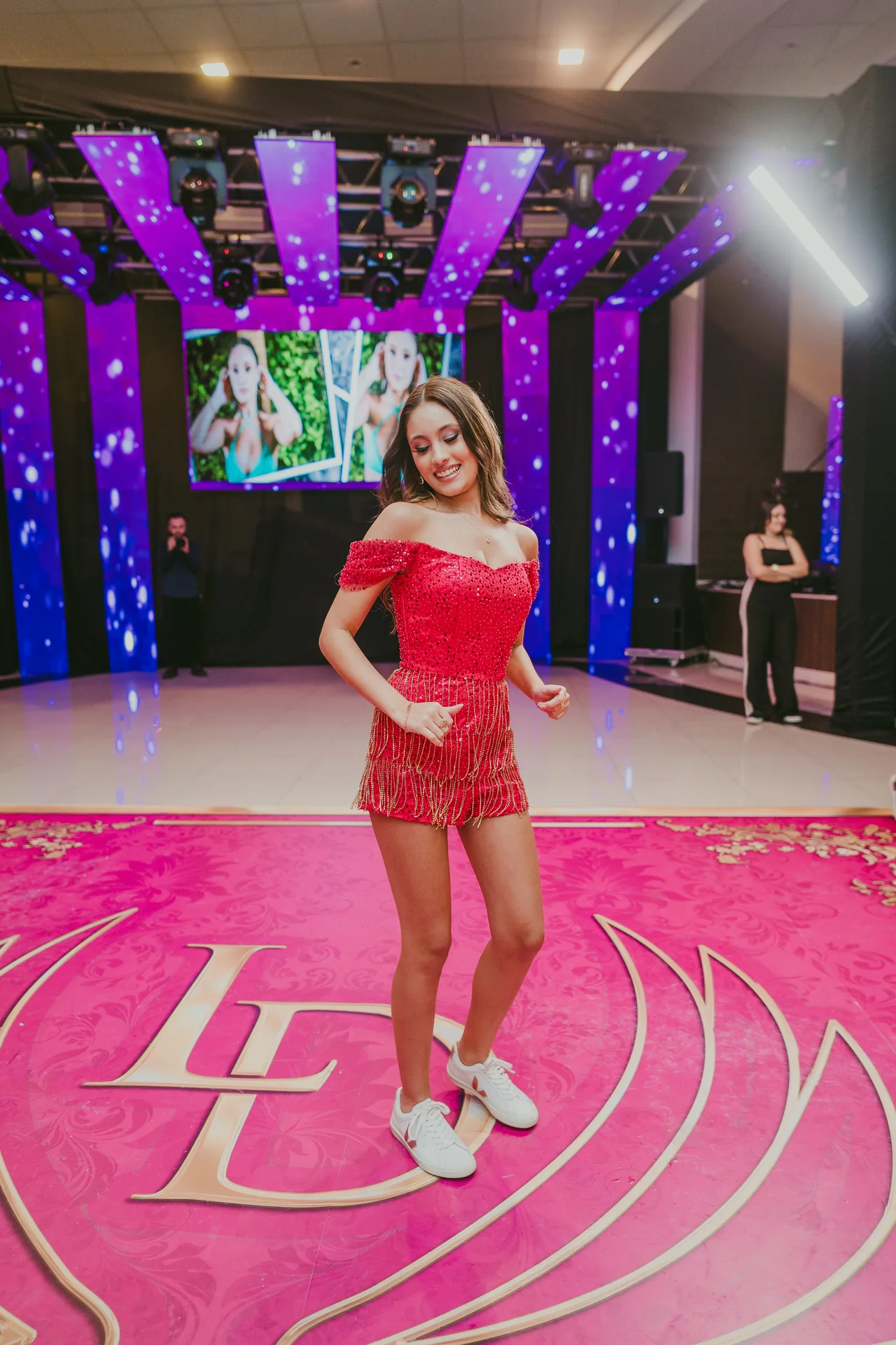 Debutante sorrindo na pista.
