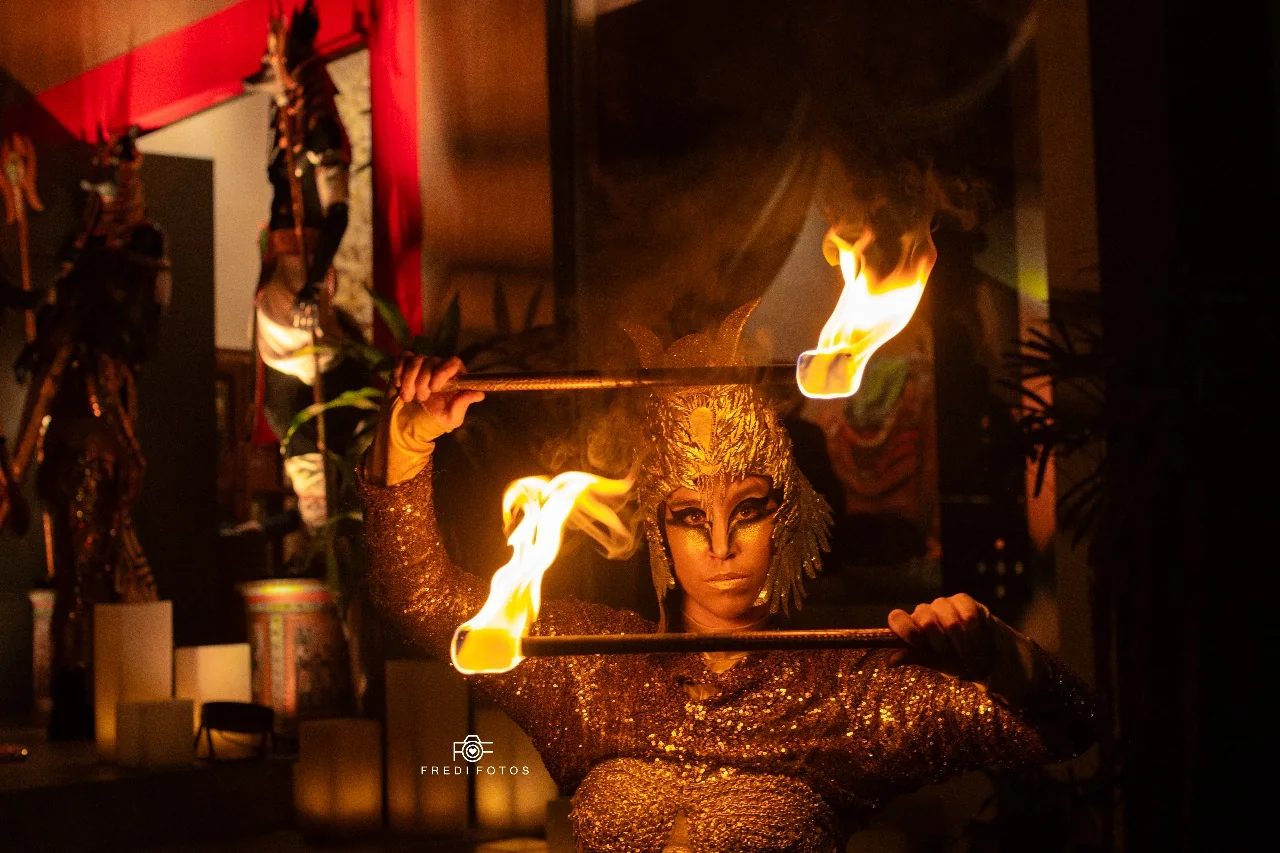 Performance durante uma celebração temática.