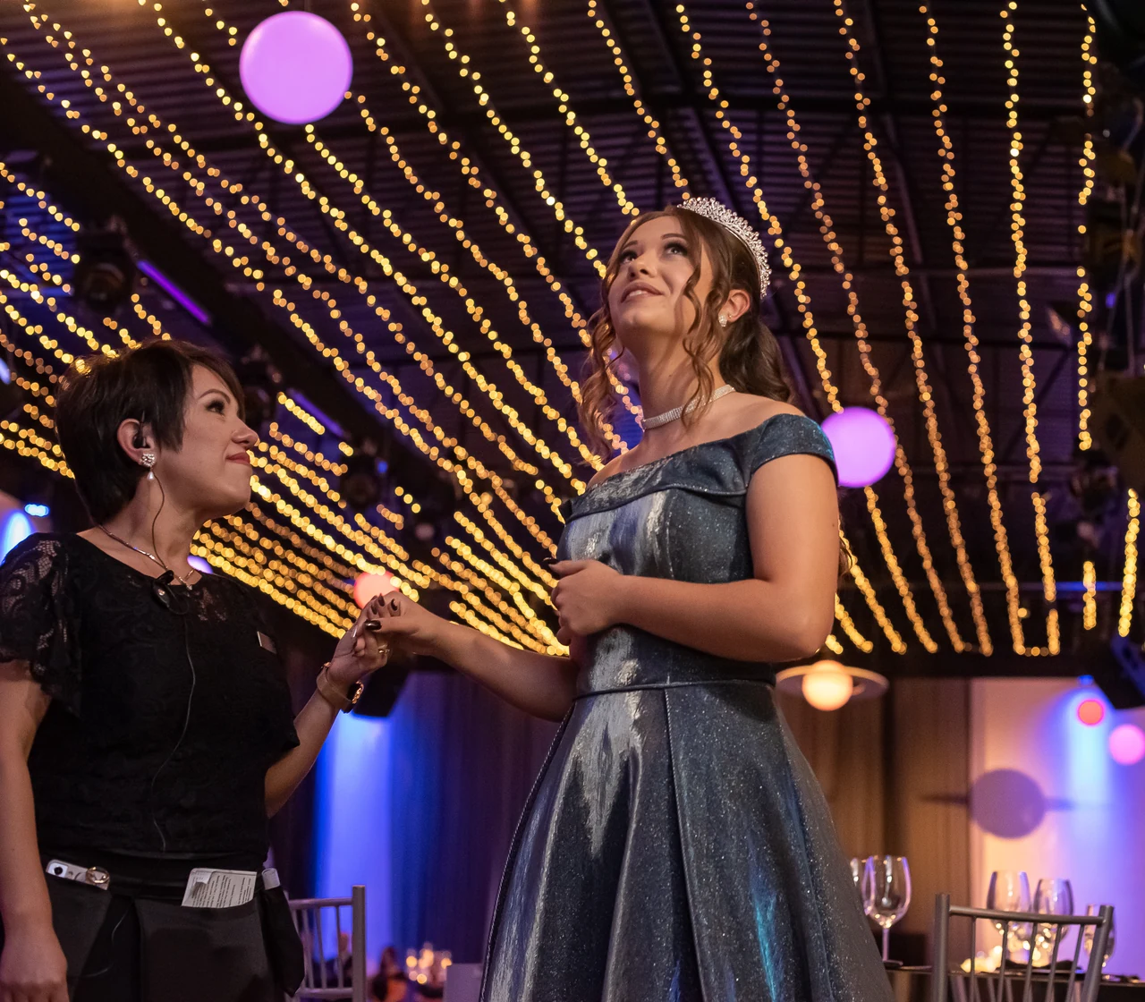 Juliana Porto e a debutante em um momento de proximidade durante a festa.
