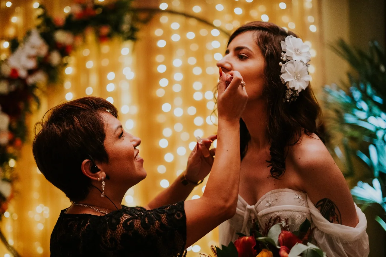 Juliana Porto cuidando dos últimos detalhes com a noiva.