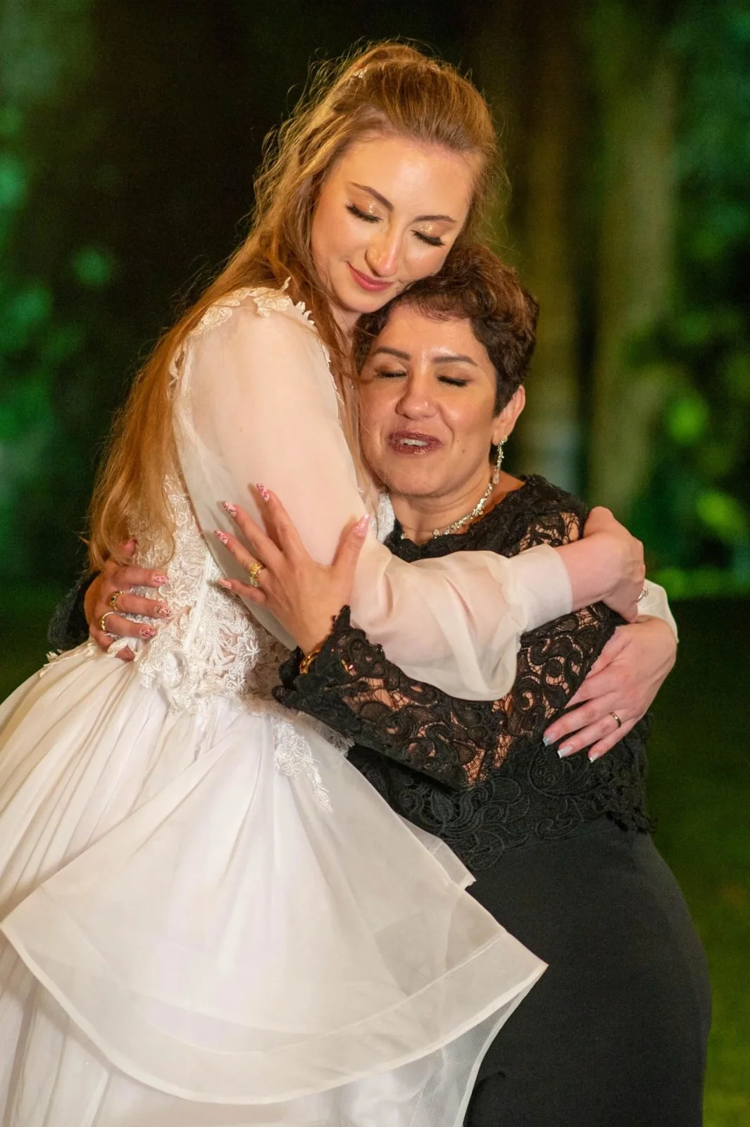 Abraço entre Juliana Porto e a noiva depois da celebração.