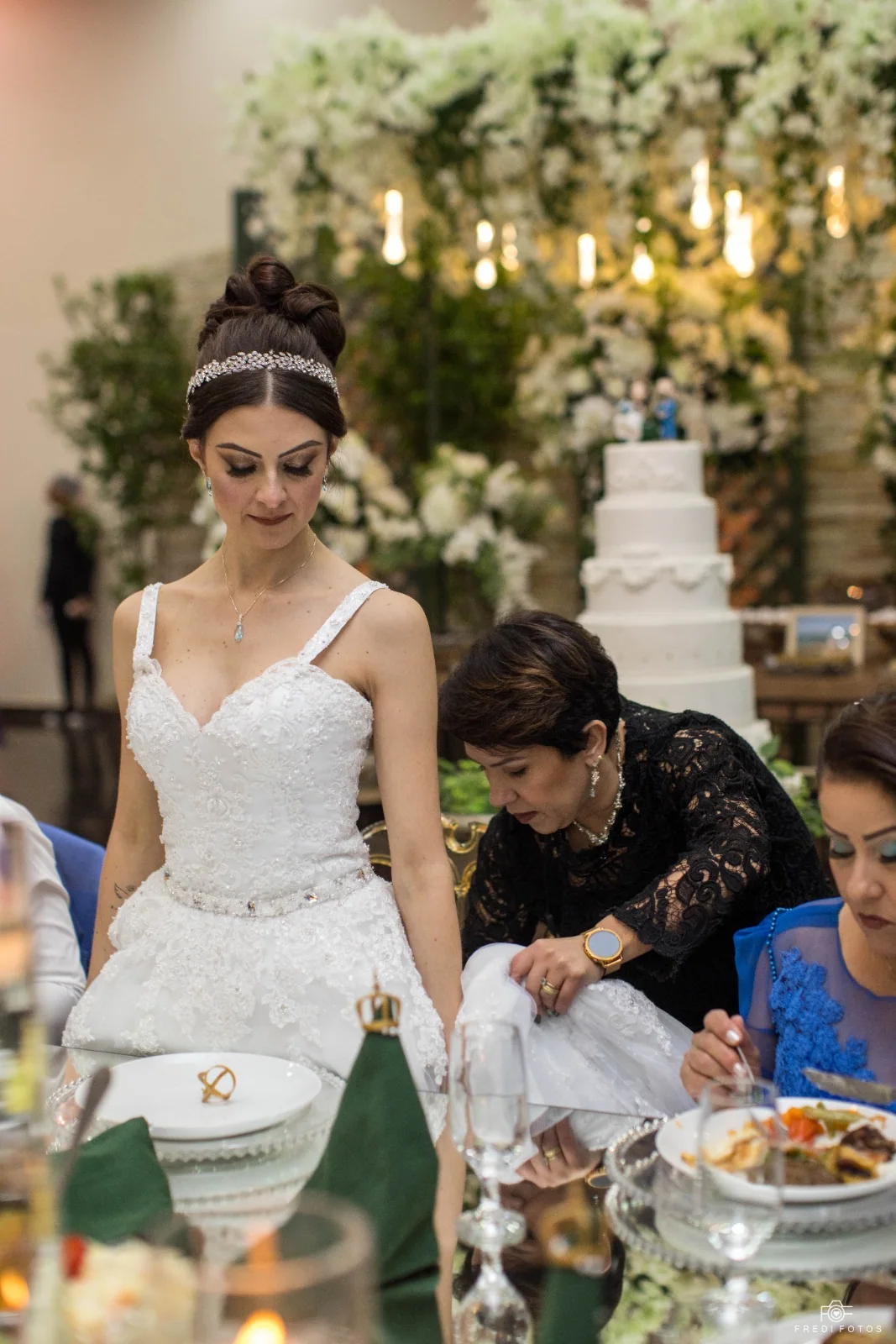 Juliana Porto auxiliando a noiva durante a recepção.