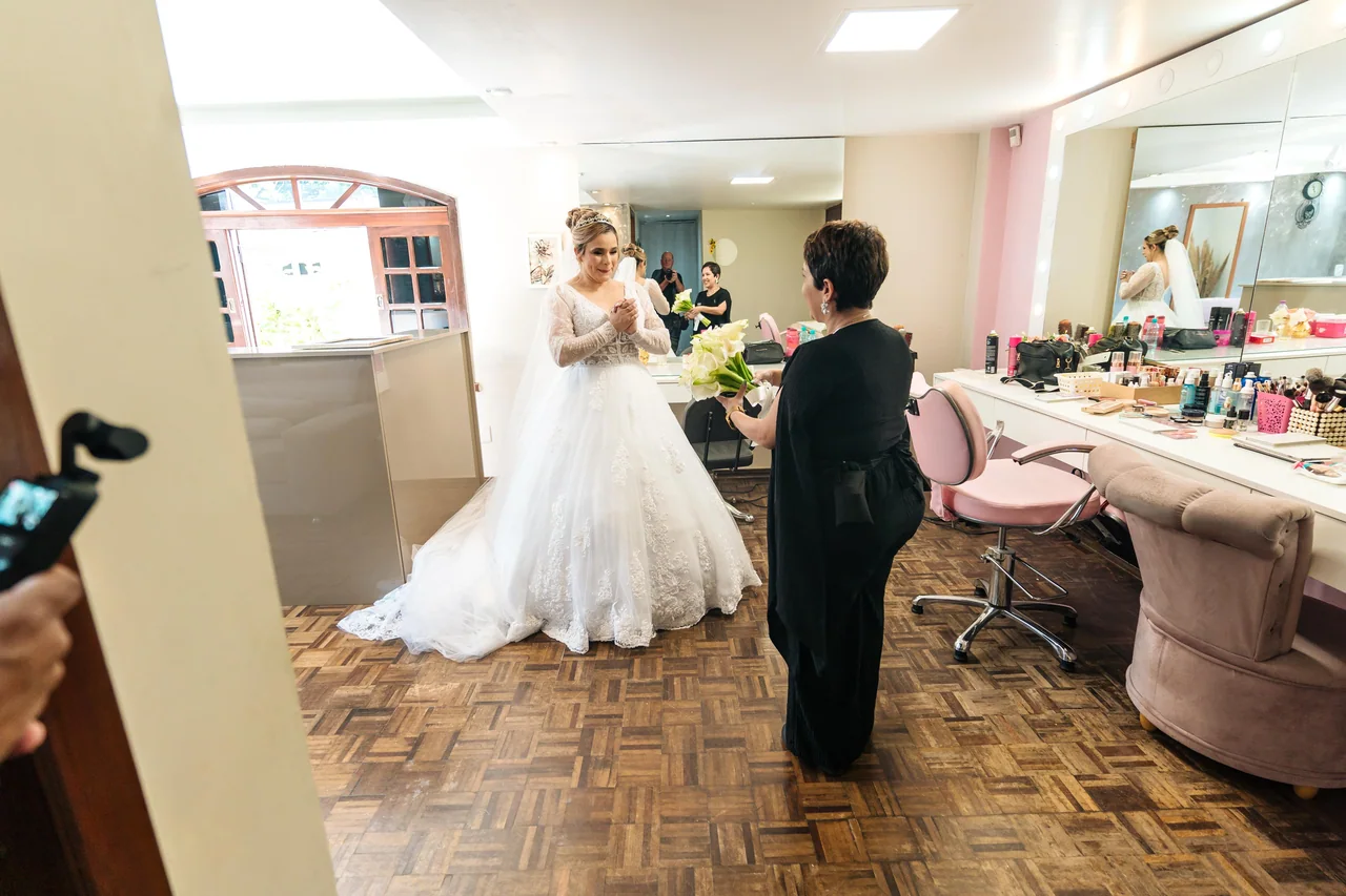 Juliana Porto conversando com uma noiva durante os preparativos.