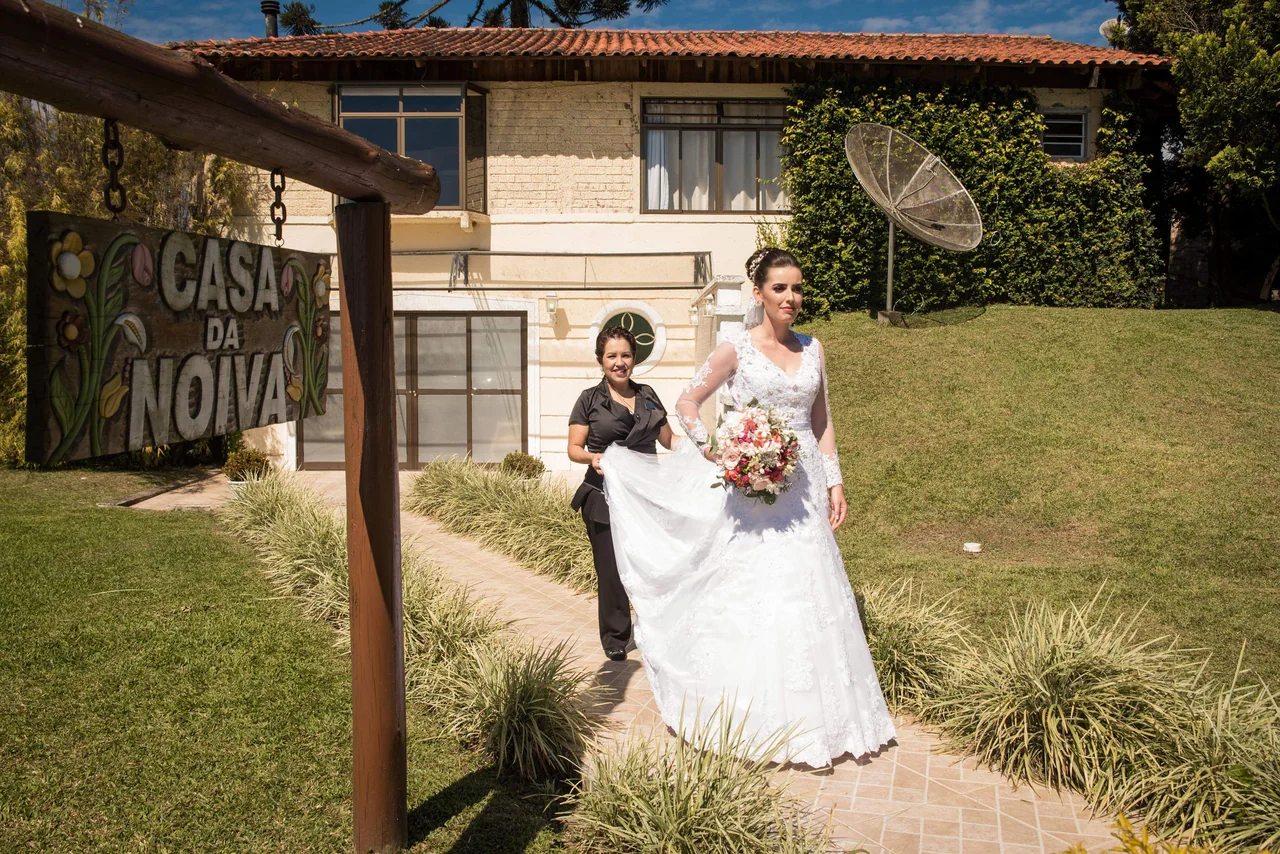 Juliana Porto acompanhando a noiva e cuidando do vestido.