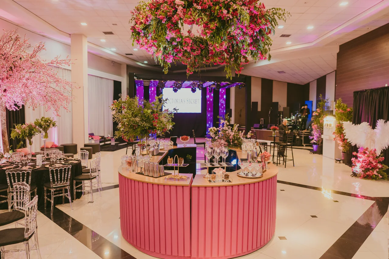 Ambientação floral da recepção de 15 anos.